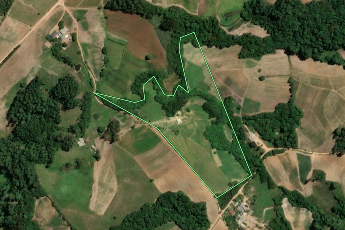 Imagem de satélite do imóvel rural em Camaquã (RS), com o contorno declarado no CAR desenhado por cima.