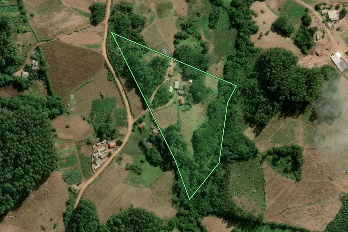 Imagem de satélite do imóvel rural em Camaquã (RS), com o contorno declarado no CAR desenhado por cima.