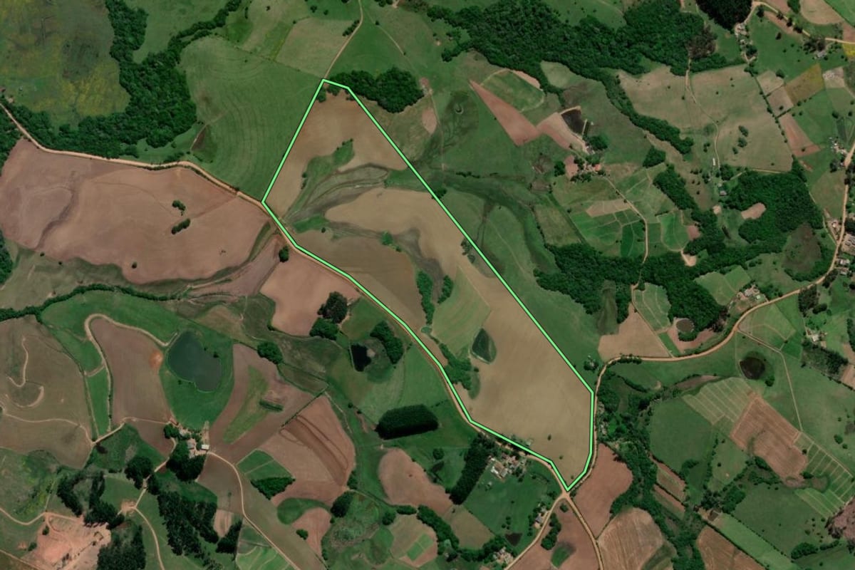 Imagem de satélite do imóvel rural em Camaquã (RS), com o contorno declarado no CAR desenhado por cima.