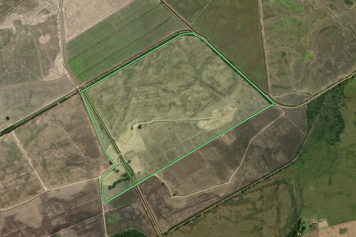 Imagem de satélite do imóvel rural em Camaquã (RS), com o contorno declarado no CAR desenhado por cima.