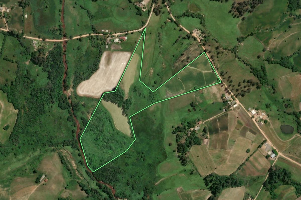 Imagem de satélite do imóvel rural em Camaquã (RS), com o contorno declarado no CAR desenhado por cima.