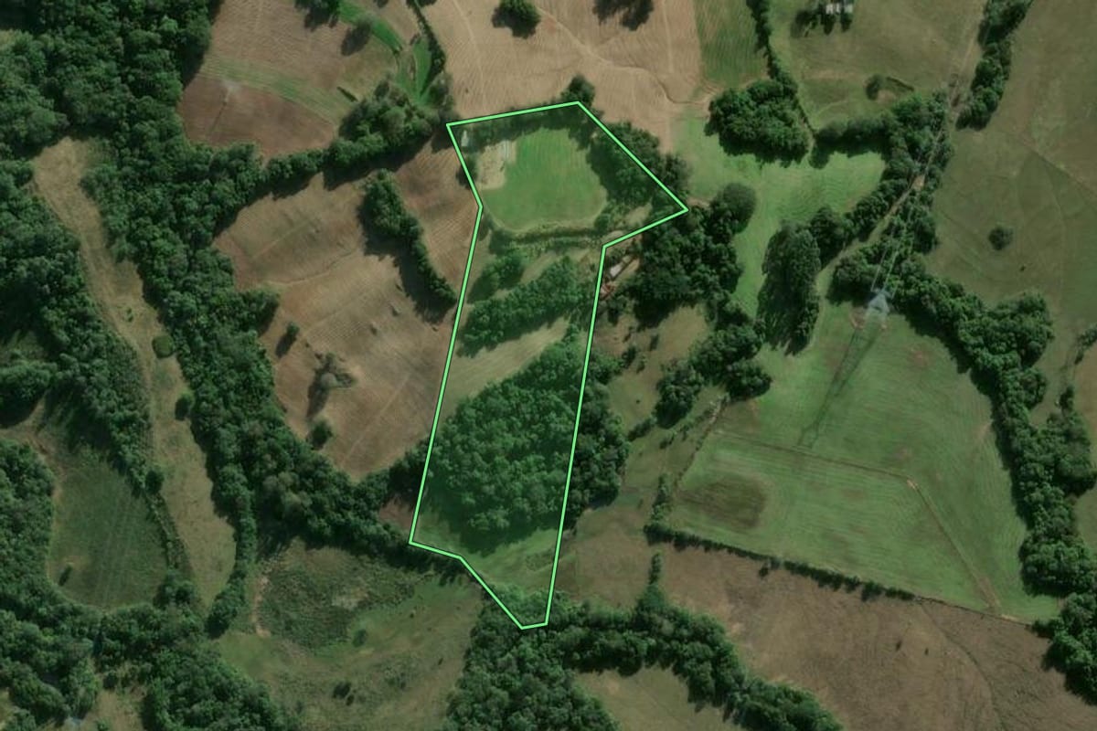 Imagem de satélite do imóvel rural em Camaquã (RS), com o contorno declarado no CAR desenhado por cima.