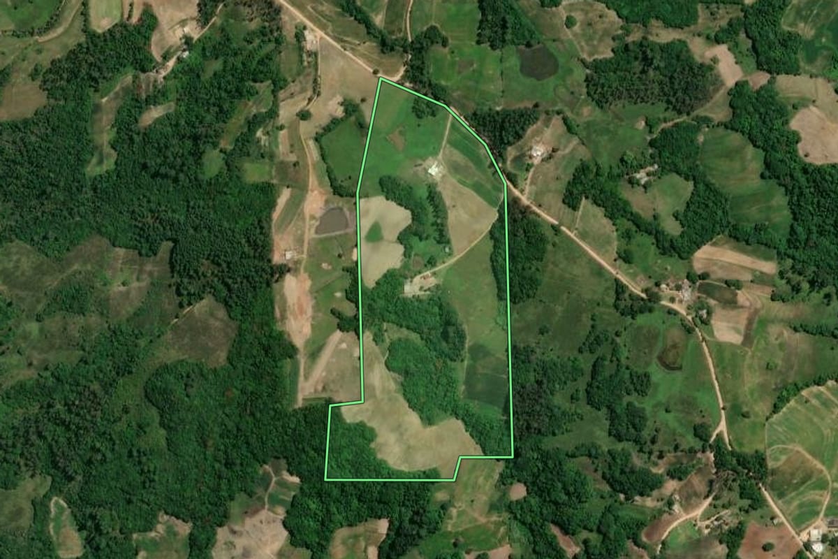 Imagem de satélite do imóvel rural em Camaquã (RS), com o contorno declarado no CAR desenhado por cima.