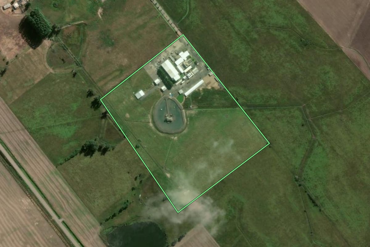 Imagem de satélite do imóvel rural em Camaquã (RS), com o contorno declarado no CAR desenhado por cima.