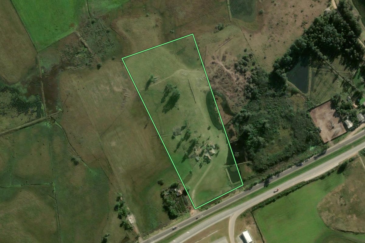 Imagem de satélite do imóvel rural em Camaquã (RS), com o contorno declarado no CAR desenhado por cima.