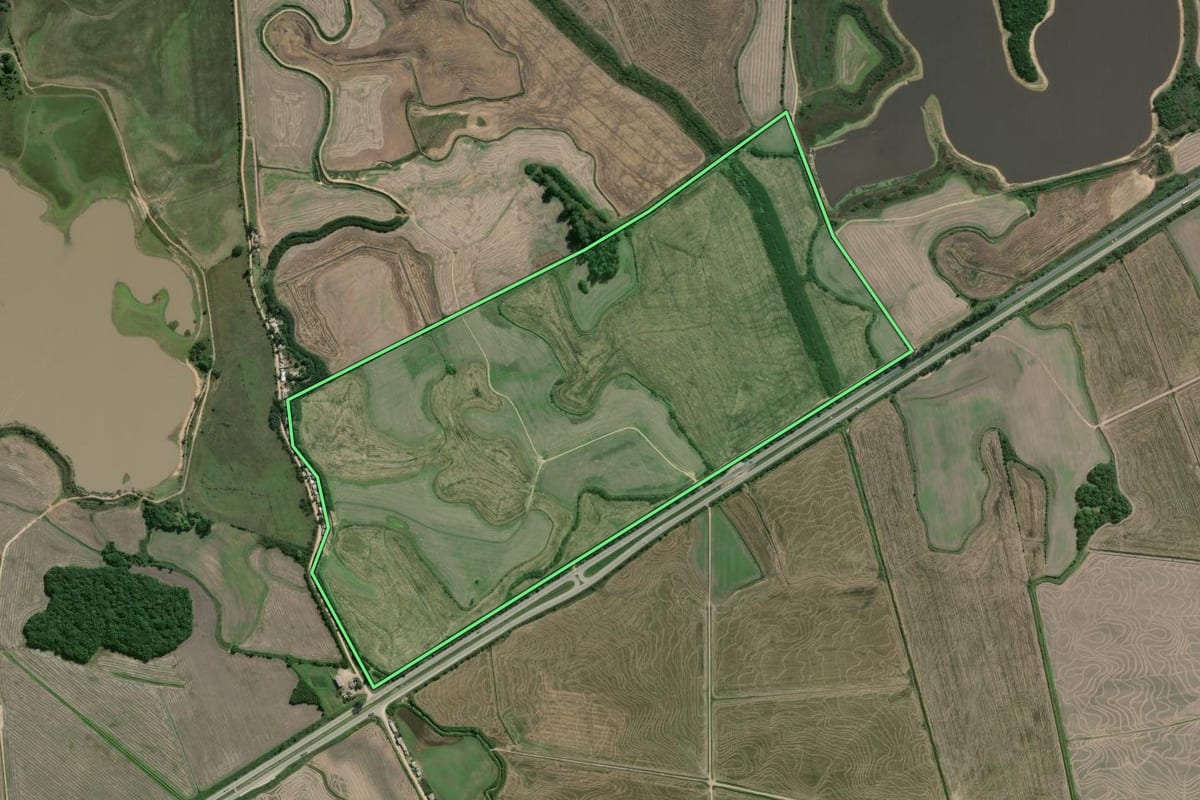 Imagem de satélite do imóvel rural em Camaquã (RS), com o contorno declarado no CAR desenhado por cima.