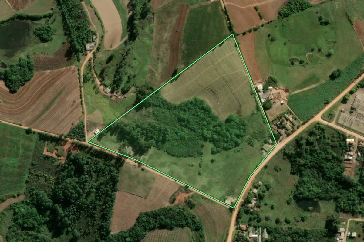 Imagem de satélite do imóvel rural em Camaquã (RS), com o contorno declarado no CAR desenhado por cima.