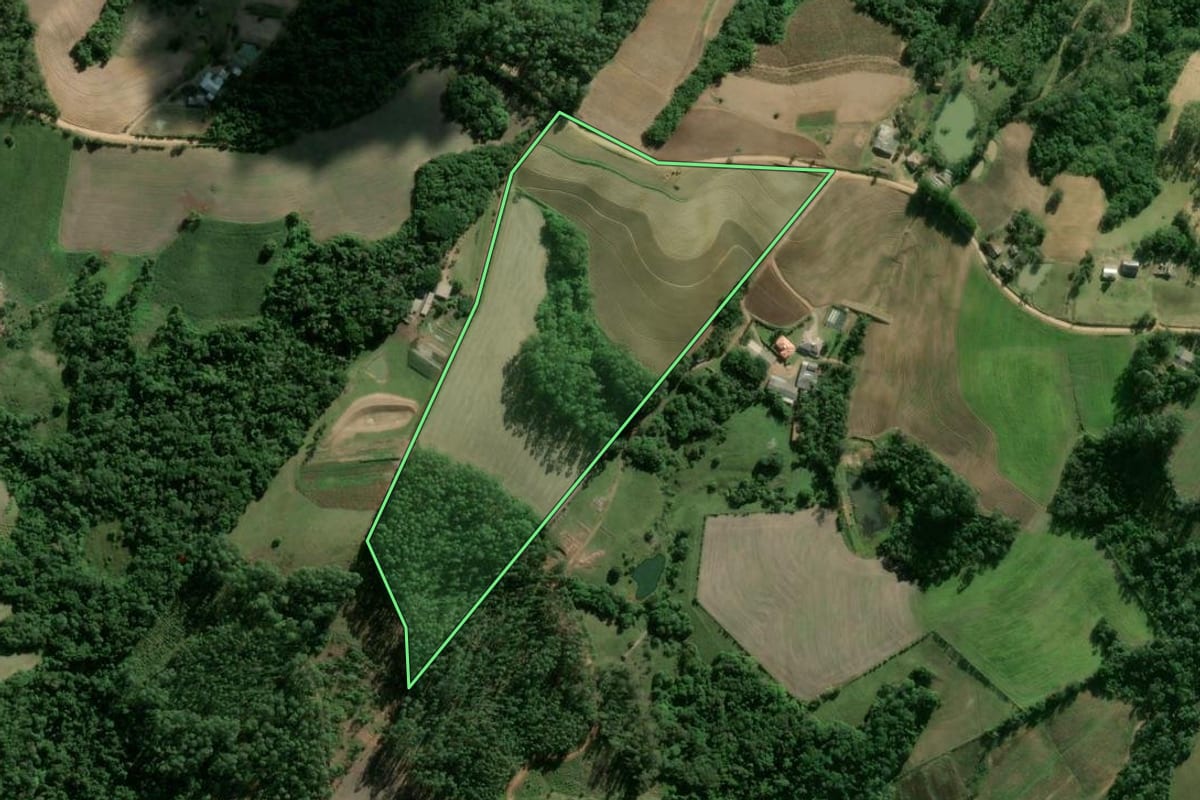 Imagem de satélite do imóvel rural em Camaquã (RS), com o contorno declarado no CAR desenhado por cima.