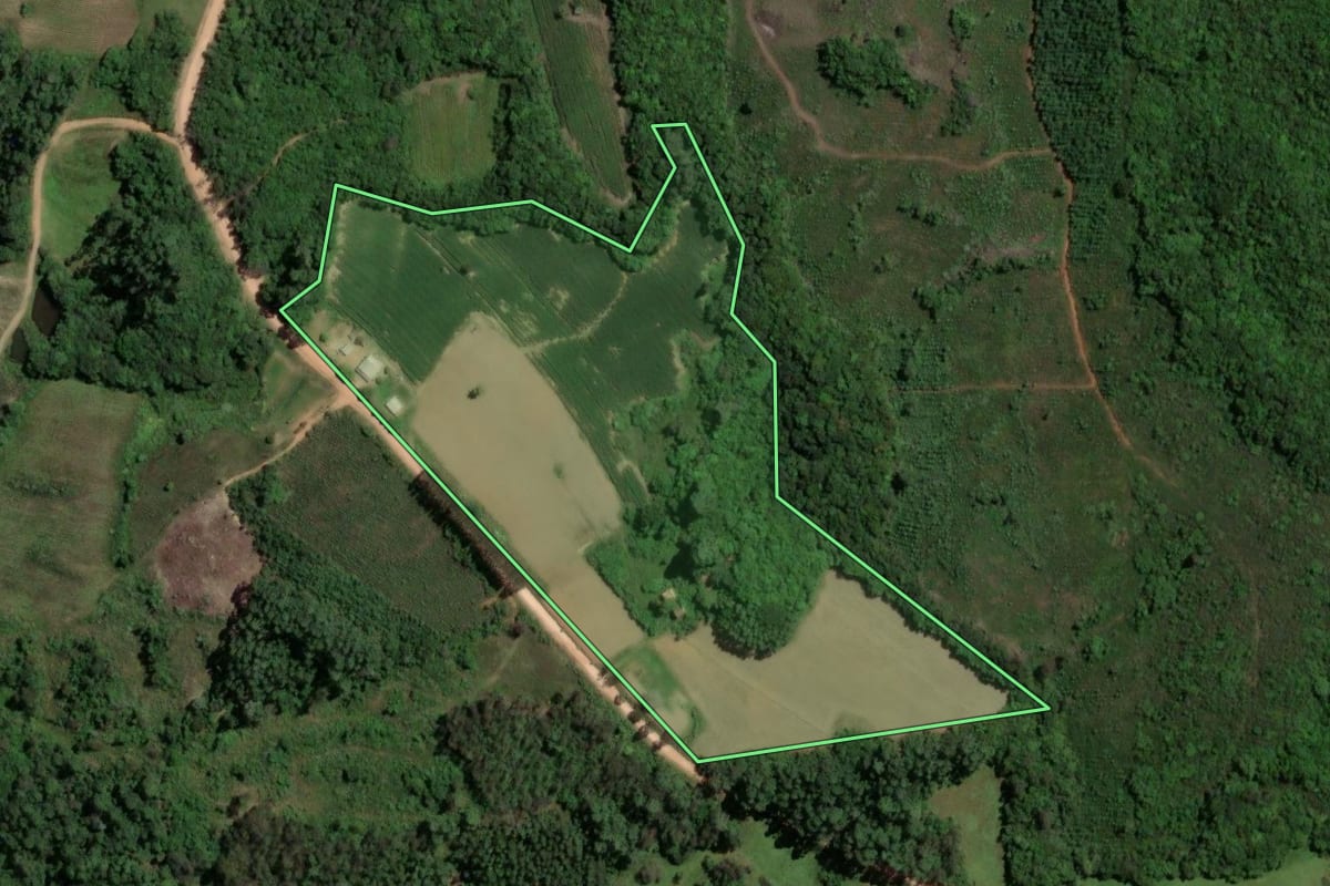 Imagem de satélite do imóvel rural em Camaquã (RS), com o contorno declarado no CAR desenhado por cima.
