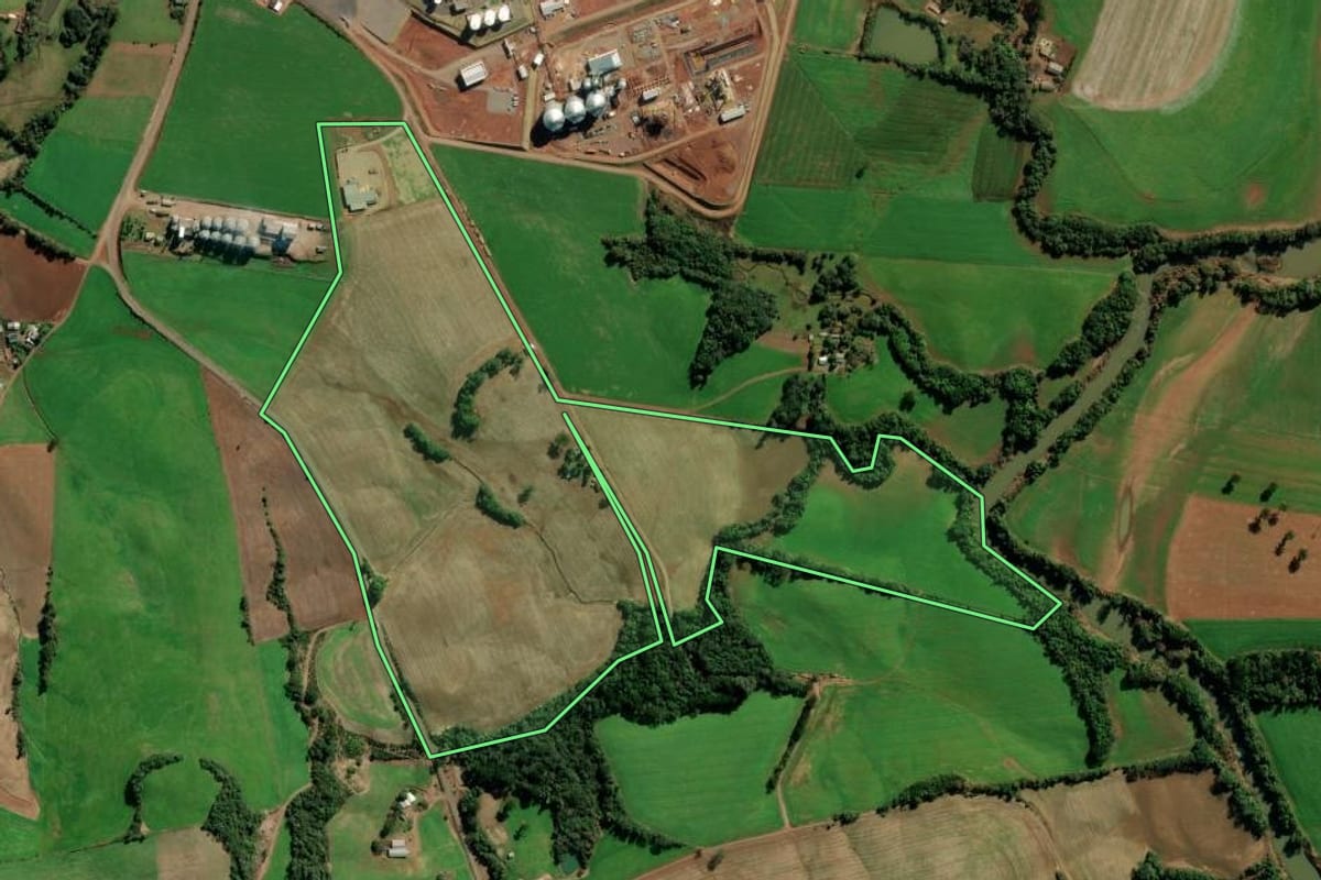 Imagem de satélite do imóvel rural em Camargo (RS), com o contorno declarado no CAR desenhado por cima.