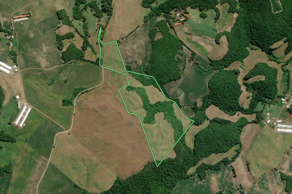 Imagem de satélite do imóvel rural em Camargo (RS), com o contorno declarado no CAR desenhado por cima.