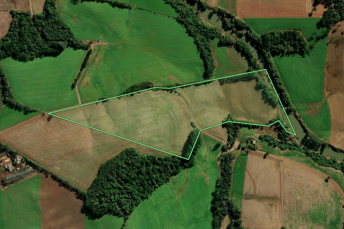 Imagem de satélite do imóvel rural em Camargo (RS), com o contorno declarado no CAR desenhado por cima.