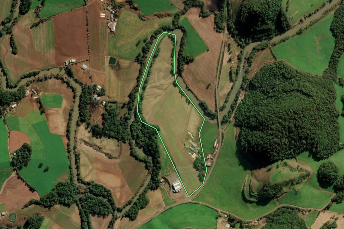 Imagem de satélite do imóvel rural em Camargo (RS), com o contorno declarado no CAR desenhado por cima.