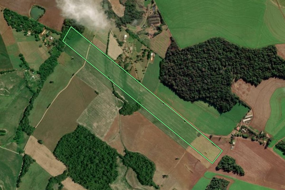 Imagem de satélite do imóvel rural em Camargo (RS), com o contorno declarado no CAR desenhado por cima.