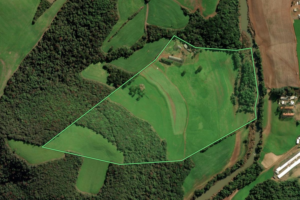 Imagem de satélite do imóvel rural em Camargo (RS), com o contorno declarado no CAR desenhado por cima.