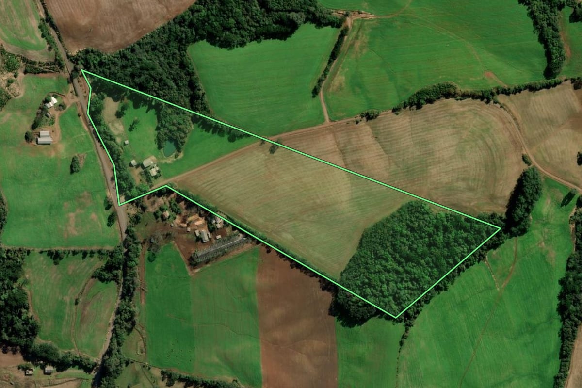 Imagem de satélite do imóvel rural em Camargo (RS), com o contorno declarado no CAR desenhado por cima.