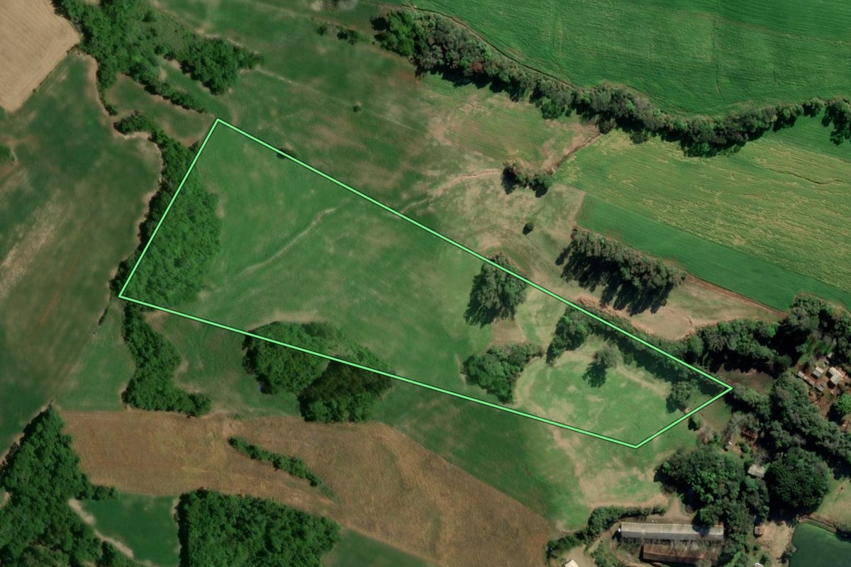 Imagem de satélite do imóvel rural em Camargo (RS), com o contorno declarado no CAR desenhado por cima.