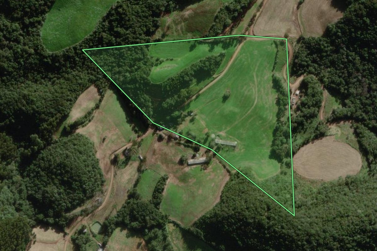 Imagem de satélite do imóvel rural em Camargo (RS), com o contorno declarado no CAR desenhado por cima.