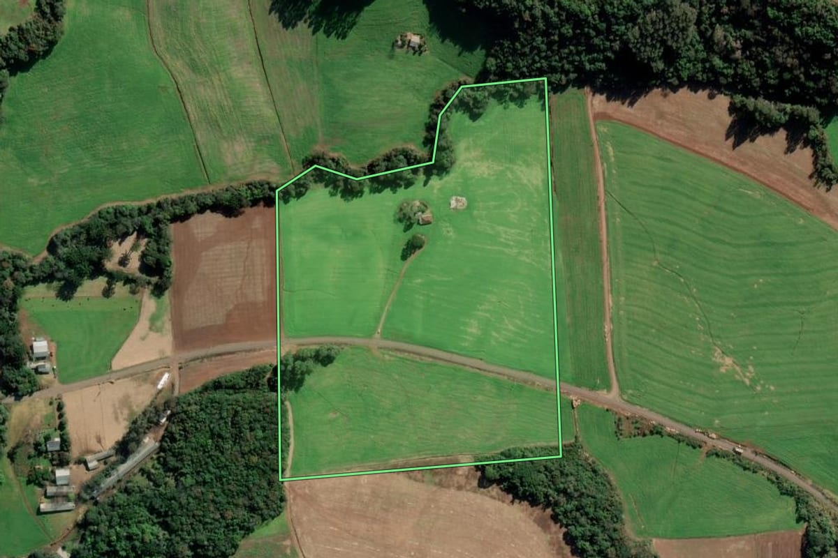 Imagem de satélite do imóvel rural em Camargo (RS), com o contorno declarado no CAR desenhado por cima.