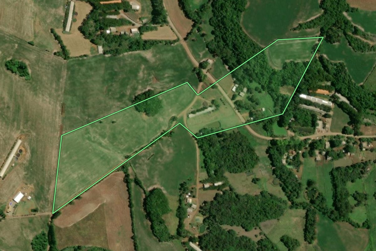 Imagem de satélite do imóvel rural em Camargo (RS), com o contorno declarado no CAR desenhado por cima.