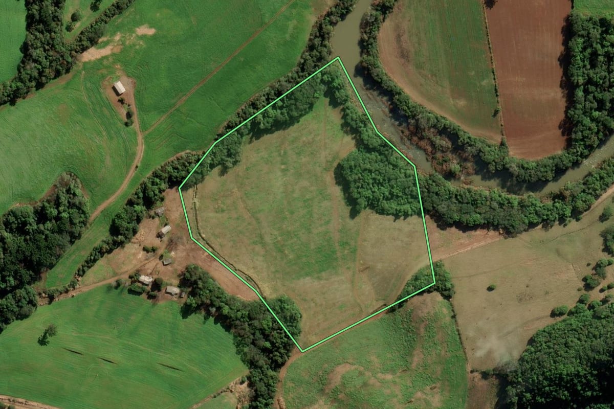 Imagem de satélite do imóvel rural em Camargo (RS), com o contorno declarado no CAR desenhado por cima.