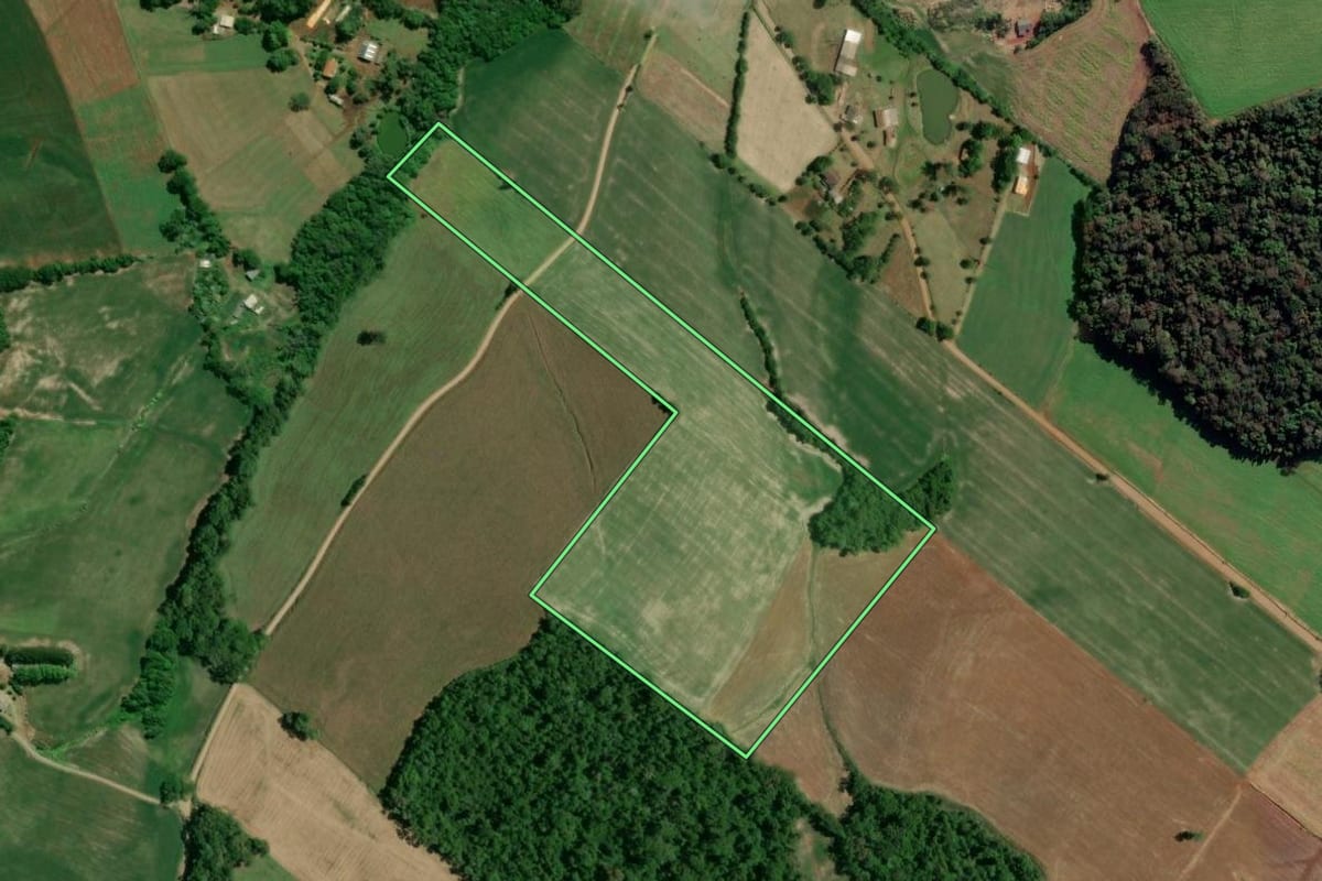 Imagem de satélite do imóvel rural em Camargo (RS), com o contorno declarado no CAR desenhado por cima.