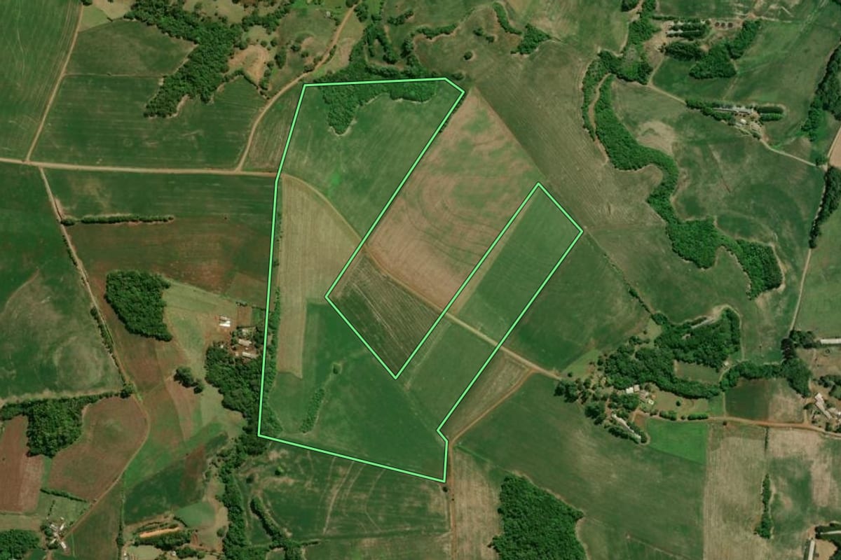 Imagem de satélite do imóvel rural em Camargo (RS), com o contorno declarado no CAR desenhado por cima.