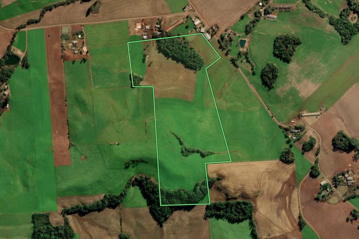 Imagem de satélite do imóvel rural em Camargo (RS), com o contorno declarado no CAR desenhado por cima.