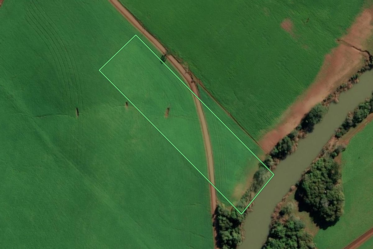 Imagem de satélite do imóvel rural em Camargo (RS), com o contorno declarado no CAR desenhado por cima.