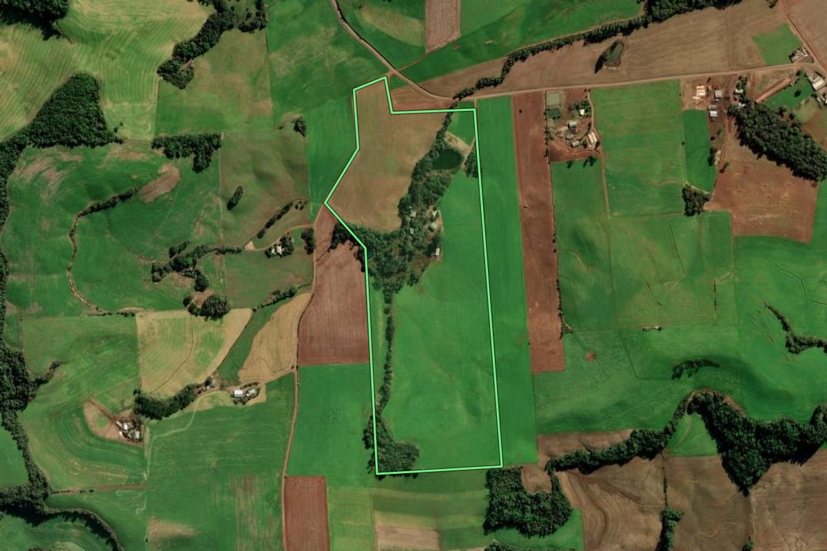 Imagem de satélite do imóvel rural em Camargo (RS), com o contorno declarado no CAR desenhado por cima.