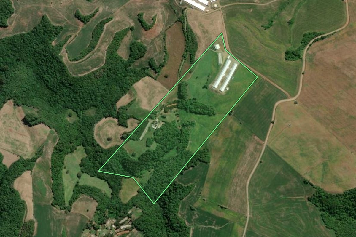 Imagem de satélite do imóvel rural em Camargo (RS), com o contorno declarado no CAR desenhado por cima.