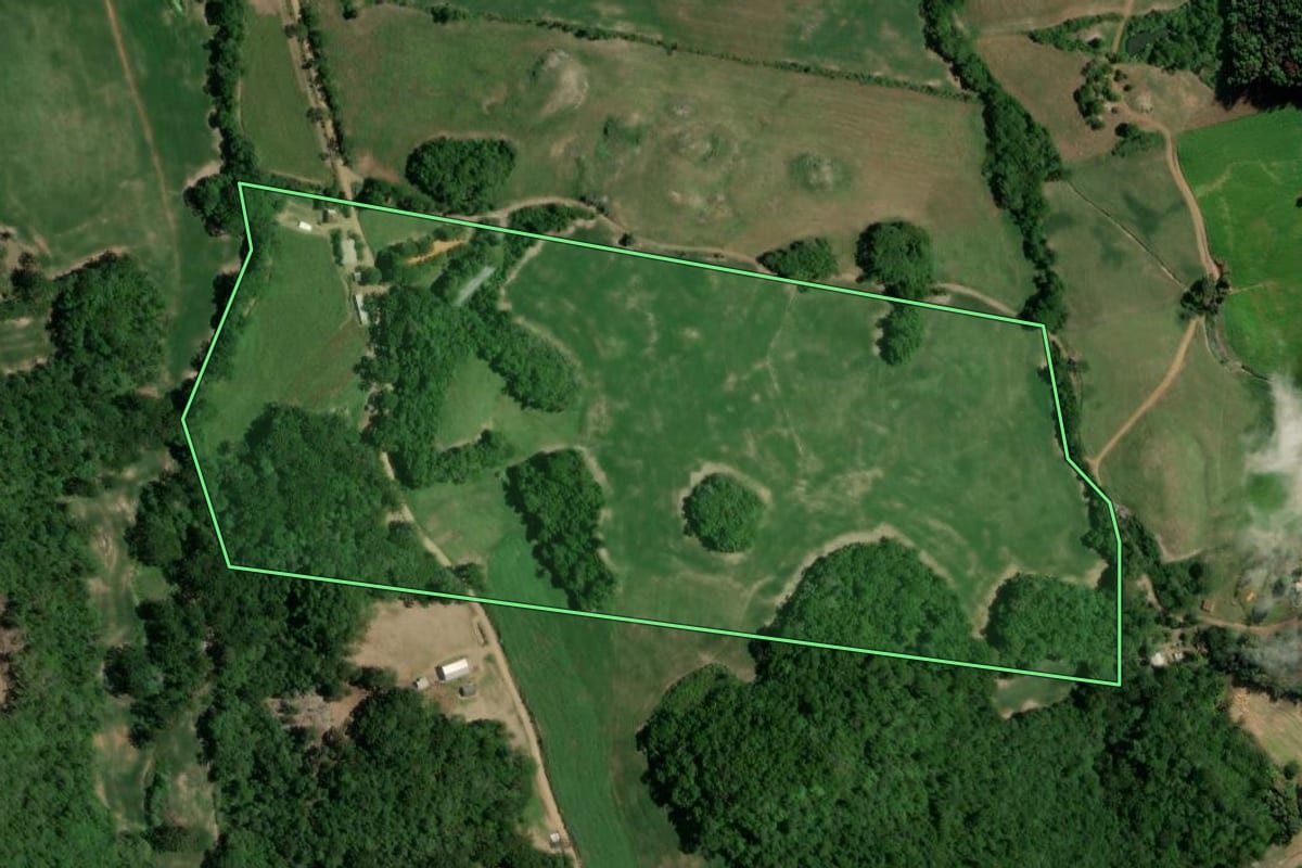 Imagem de satélite do imóvel rural em Camargo (RS), com o contorno declarado no CAR desenhado por cima.