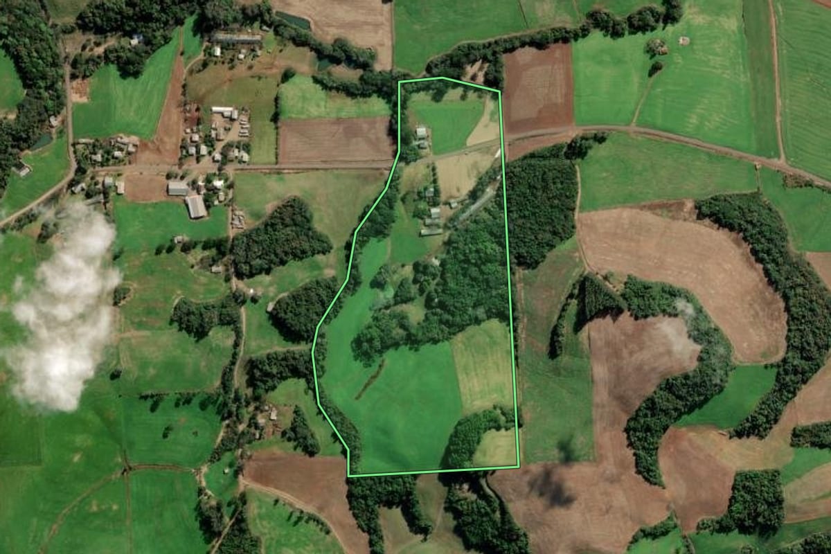 Imagem de satélite do imóvel rural em Camargo (RS), com o contorno declarado no CAR desenhado por cima.