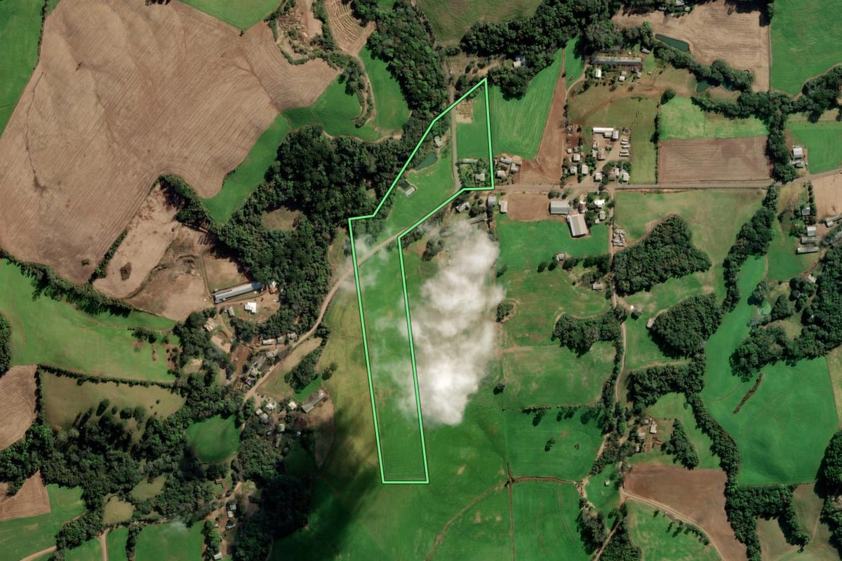 Imagem de satélite do imóvel rural em Camargo (RS), com o contorno declarado no CAR desenhado por cima.