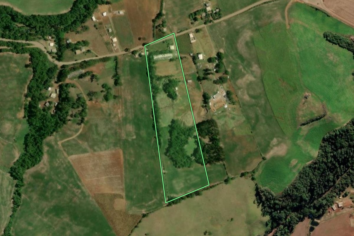 Imagem de satélite do imóvel rural em Camargo (RS), com o contorno declarado no CAR desenhado por cima.
