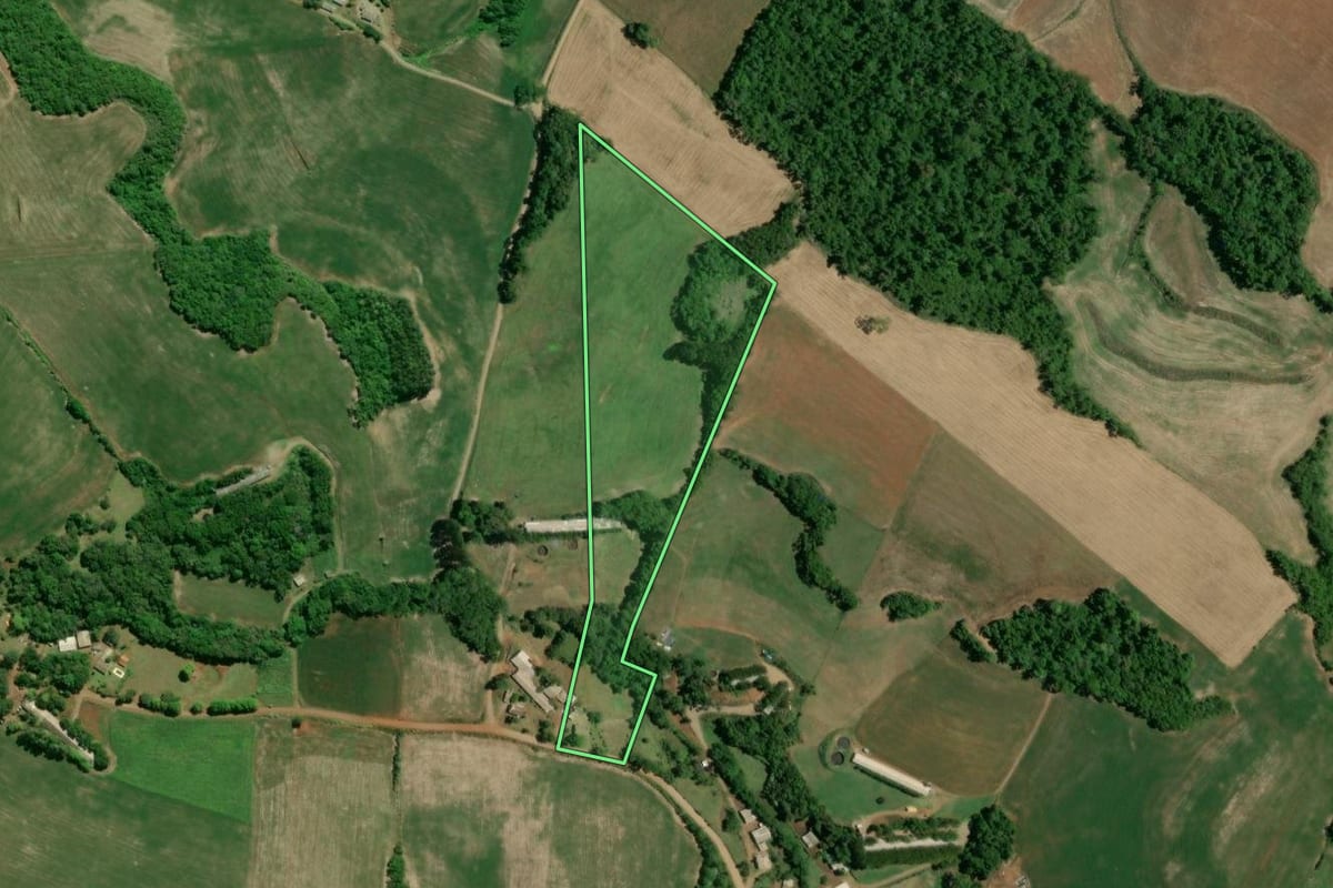 Imagem de satélite do imóvel rural em Camargo (RS), com o contorno declarado no CAR desenhado por cima.