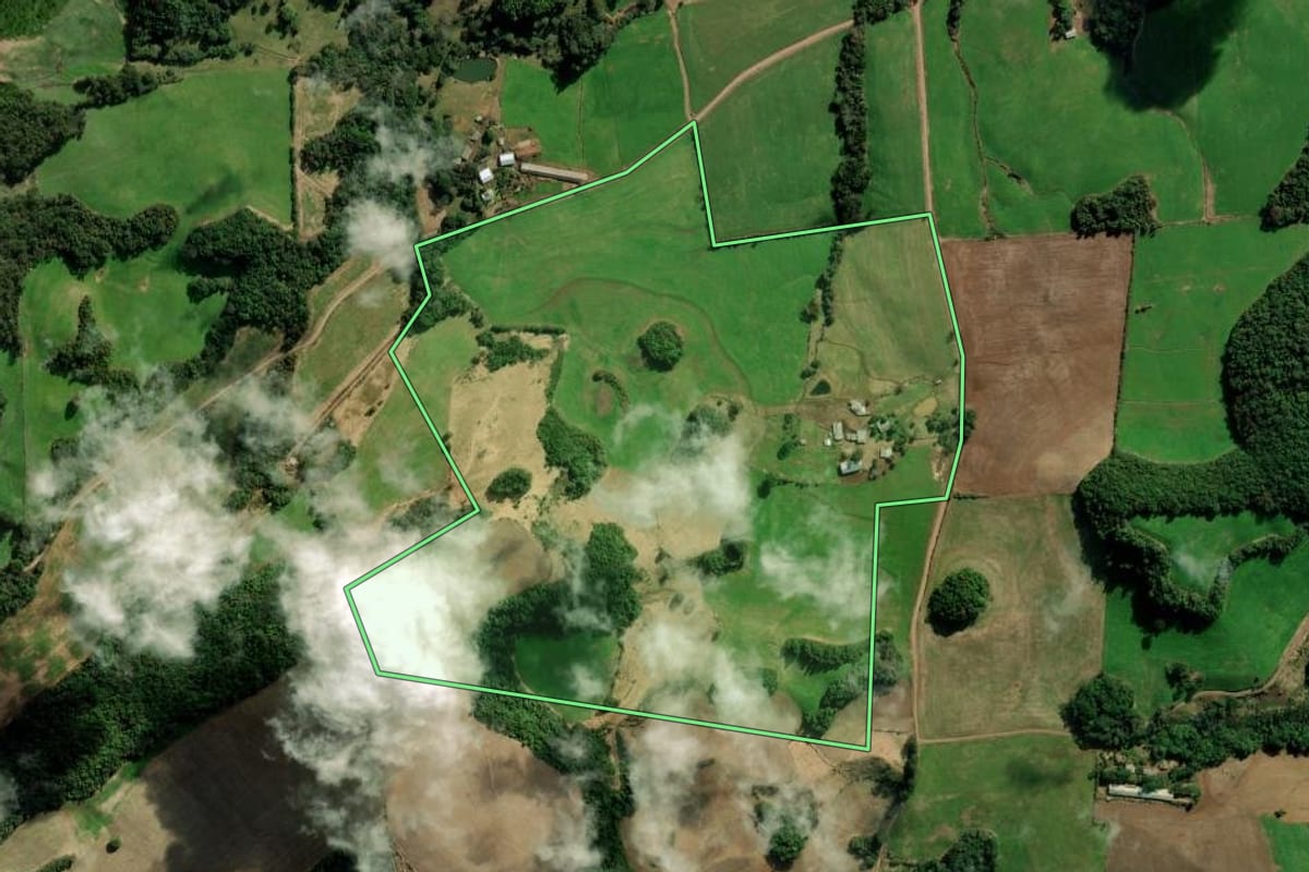 Imagem de satélite do imóvel rural em Camargo (RS), com o contorno declarado no CAR desenhado por cima.