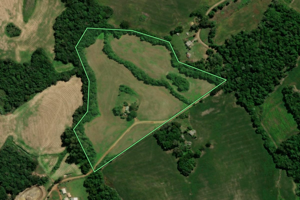 Imagem de satélite do imóvel rural em Camargo (RS), com o contorno declarado no CAR desenhado por cima.