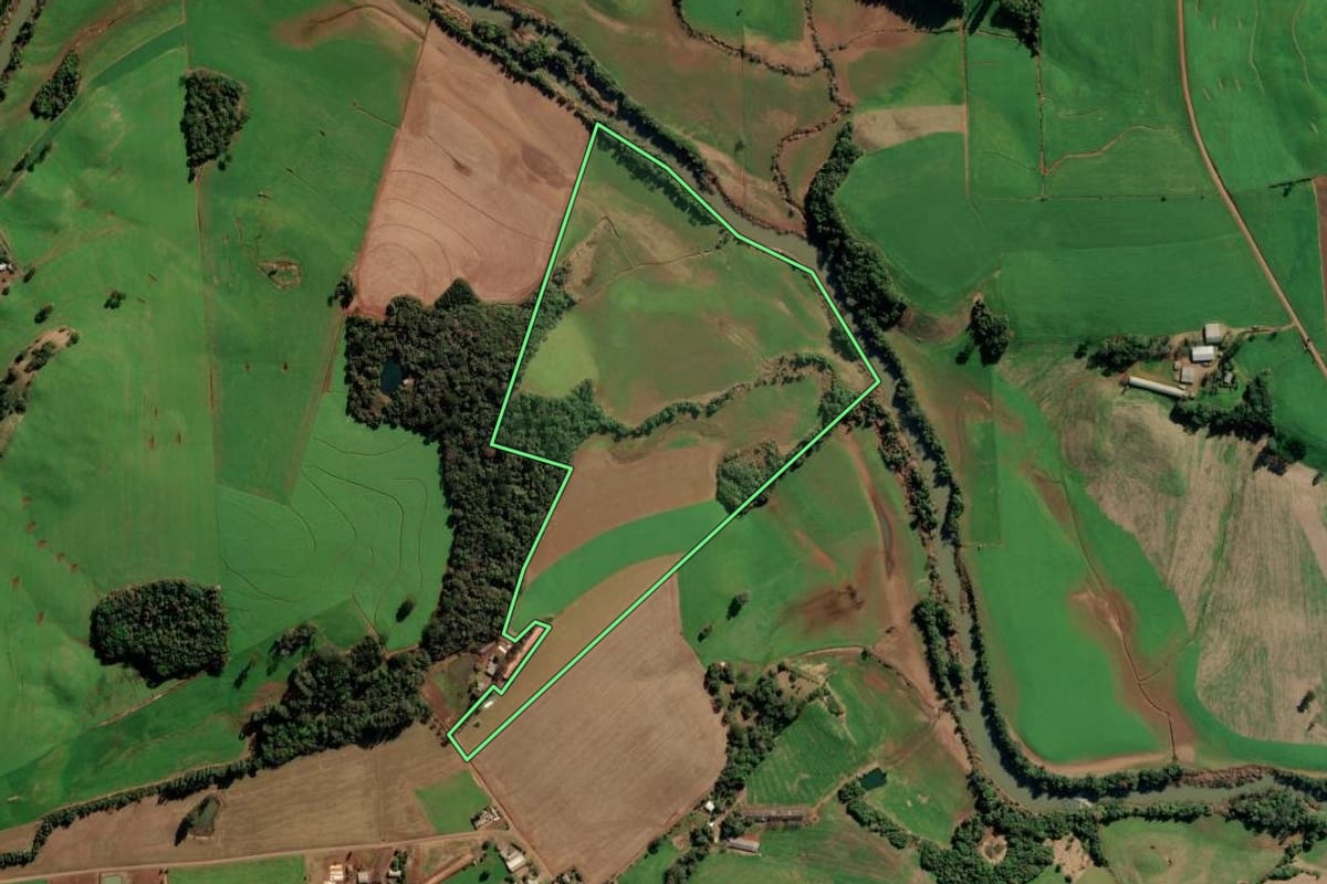 Imagem de satélite do imóvel rural em Camargo (RS), com o contorno declarado no CAR desenhado por cima.