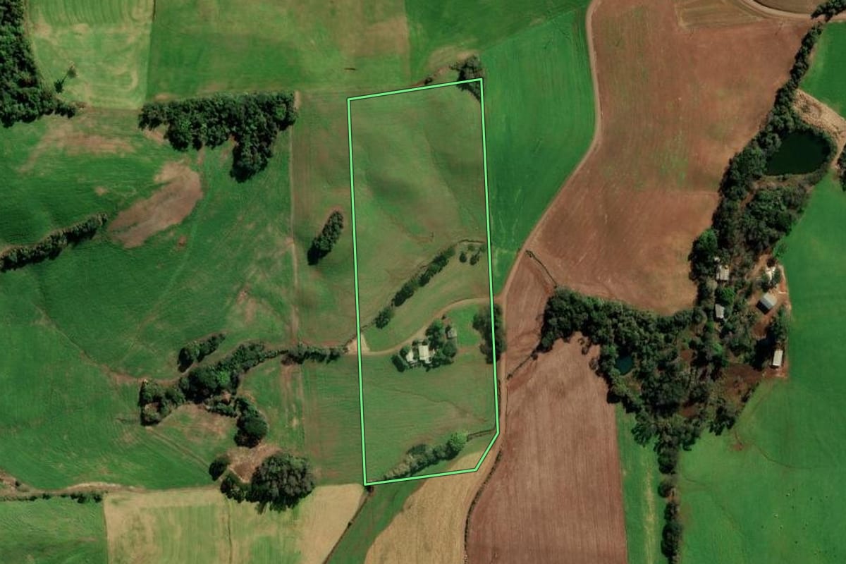 Imagem de satélite do imóvel rural em Camargo (RS), com o contorno declarado no CAR desenhado por cima.