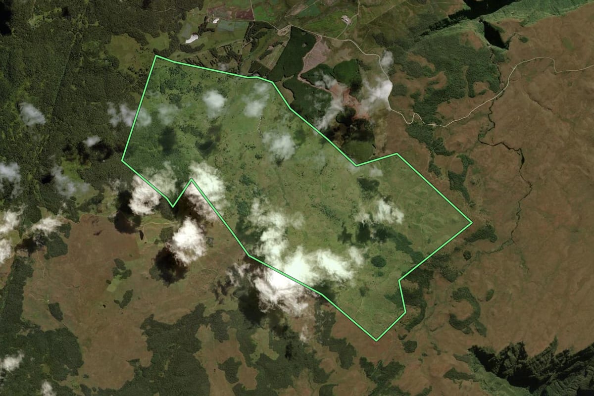 Imagem de satélite do imóvel rural em Cambará do Sul (RS), com o contorno declarado no CAR desenhado por cima.