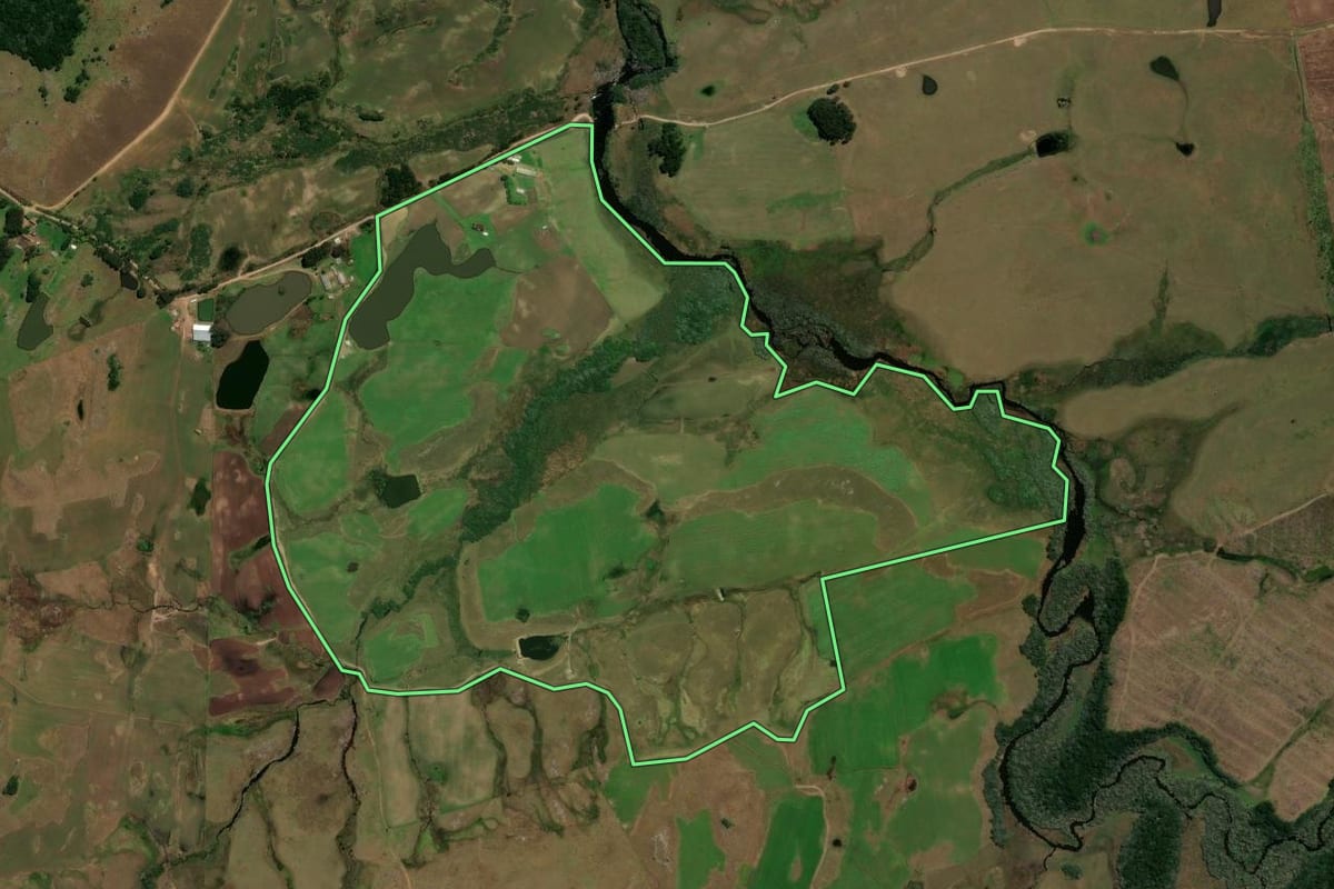 Imagem de satélite do imóvel rural em Cambará do Sul (RS), com o contorno declarado no CAR desenhado por cima.