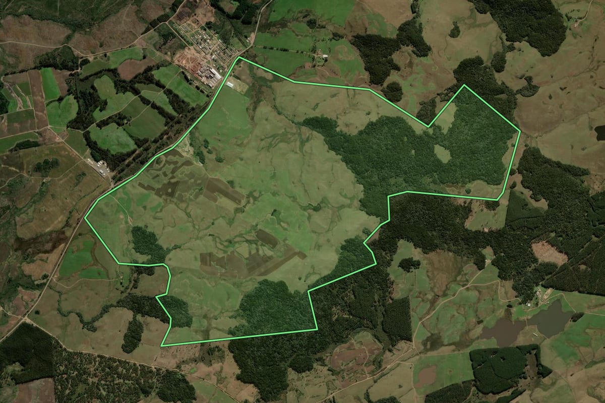Imagem de satélite do imóvel rural em Cambará do Sul (RS), com o contorno declarado no CAR desenhado por cima.