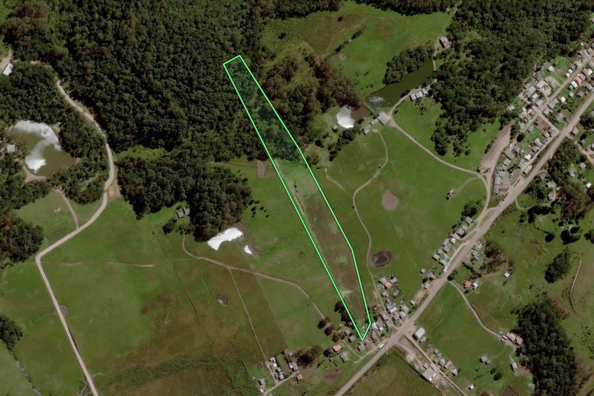 Imagem de satélite do imóvel rural em Cambará do Sul (RS), com o contorno declarado no CAR desenhado por cima.