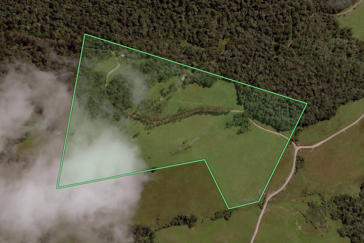 Imagem de satélite do imóvel rural em Cambará do Sul (RS), com o contorno declarado no CAR desenhado por cima.