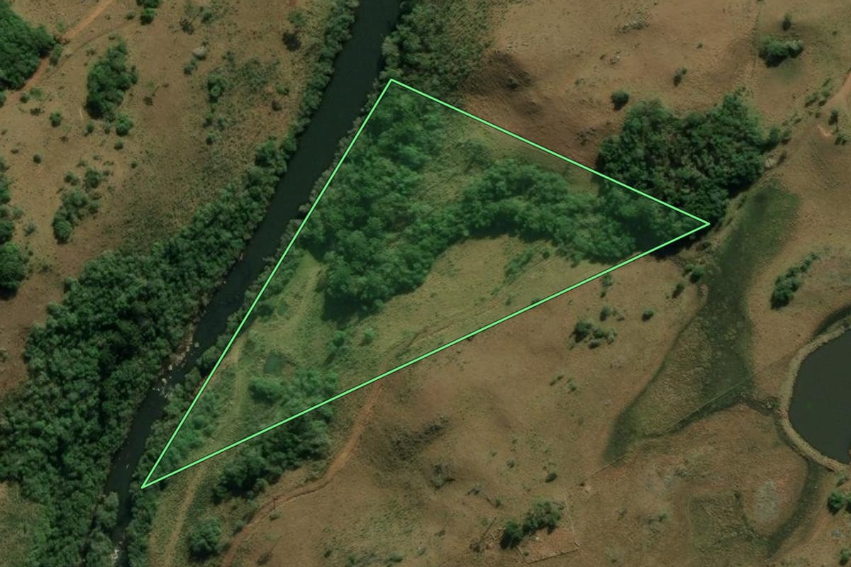 Imagem de satélite do imóvel rural em Cambará do Sul (RS), com o contorno declarado no CAR desenhado por cima.