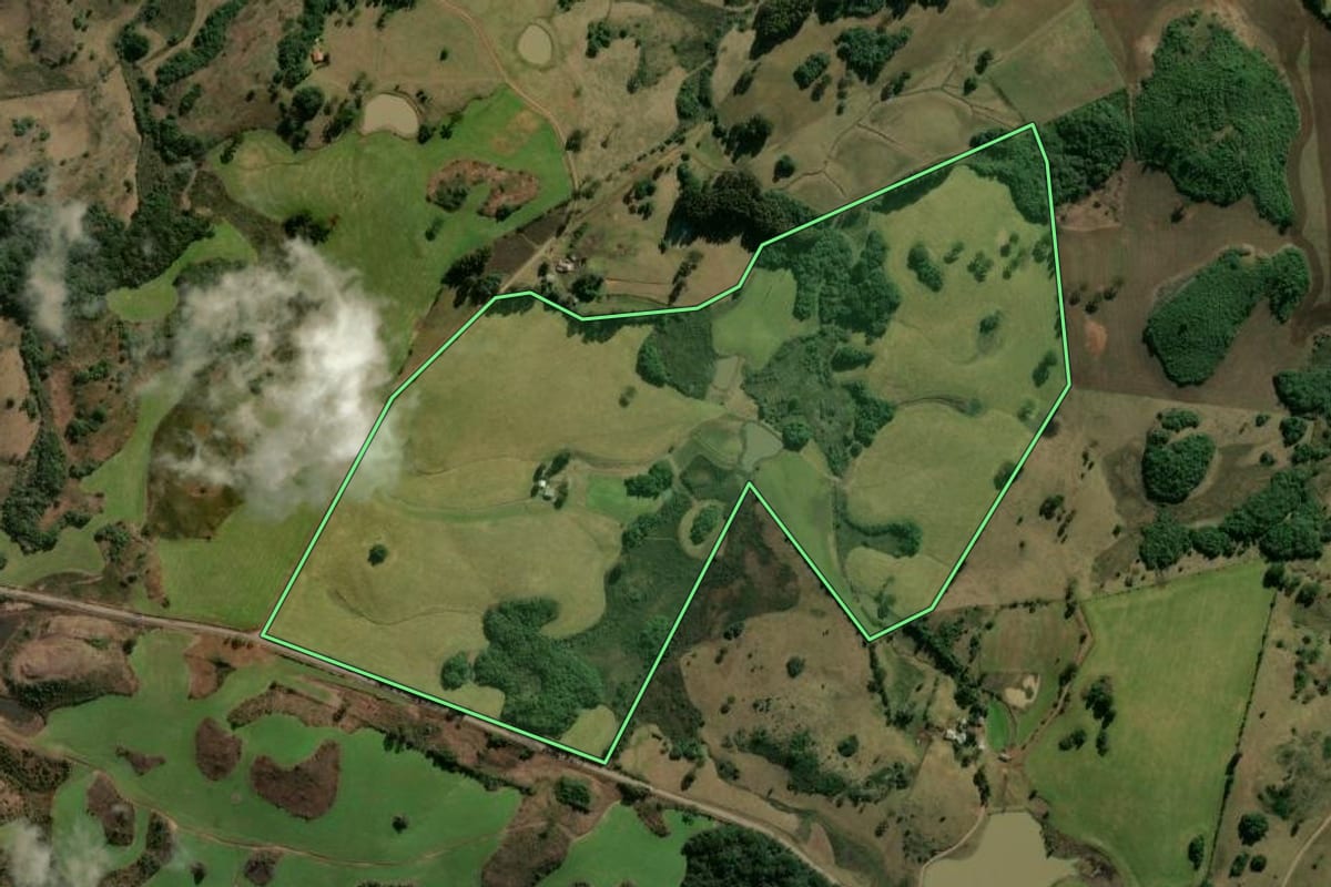 Imagem de satélite do imóvel rural em Campestre da Serra (RS), com o contorno declarado no CAR desenhado por cima.