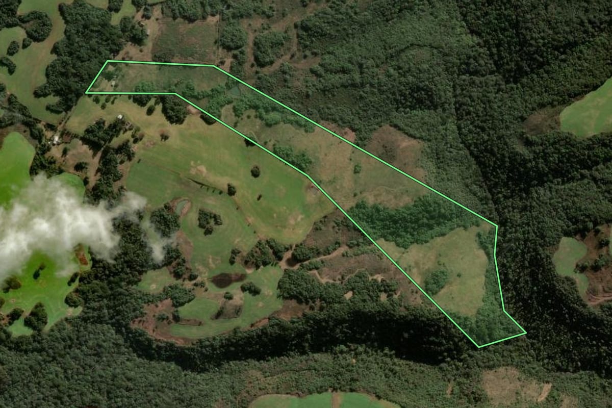 Imagem de satélite do imóvel rural em Campestre da Serra (RS), com o contorno declarado no CAR desenhado por cima.