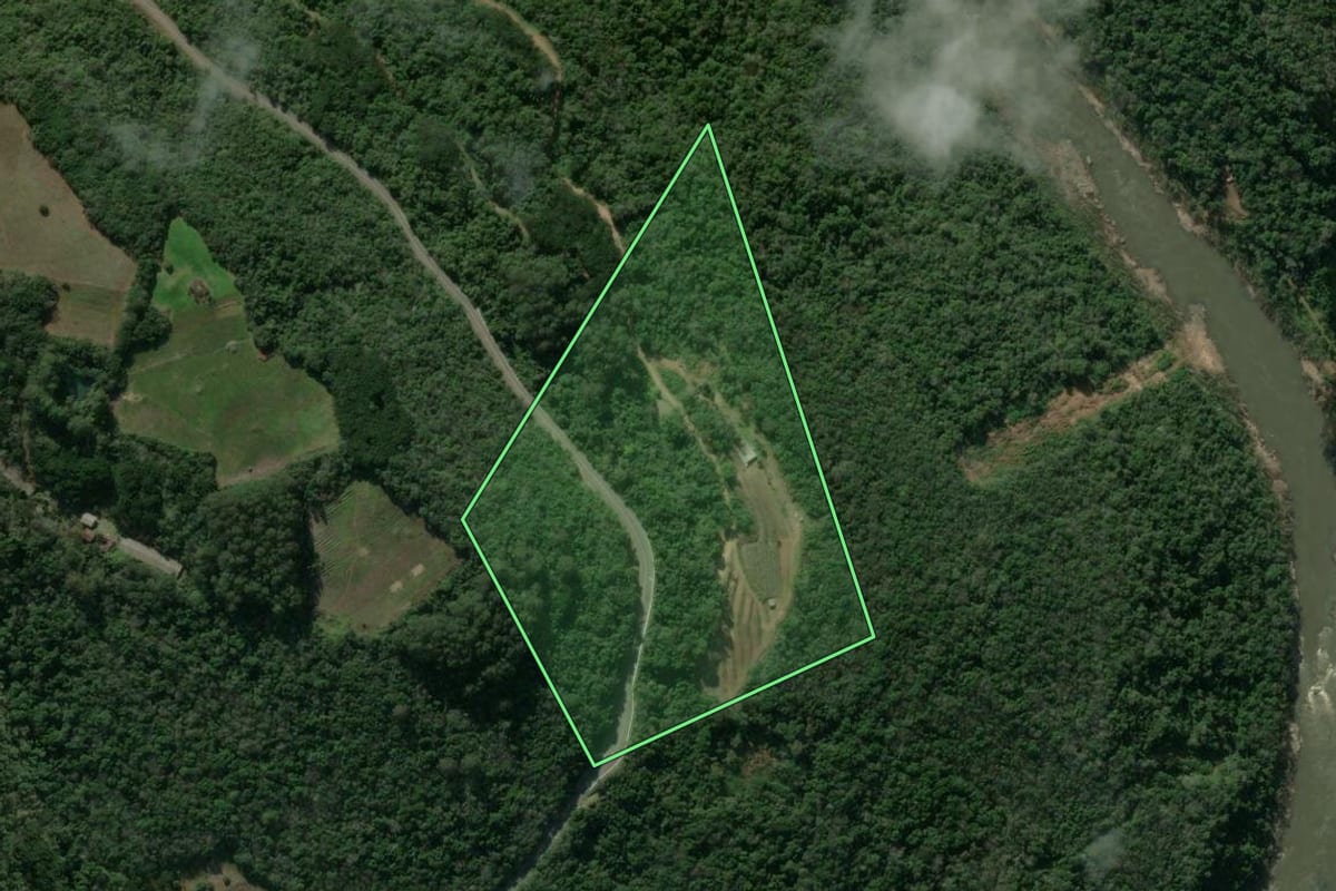 Imagem de satélite do imóvel rural em Campestre da Serra (RS), com o contorno declarado no CAR desenhado por cima.