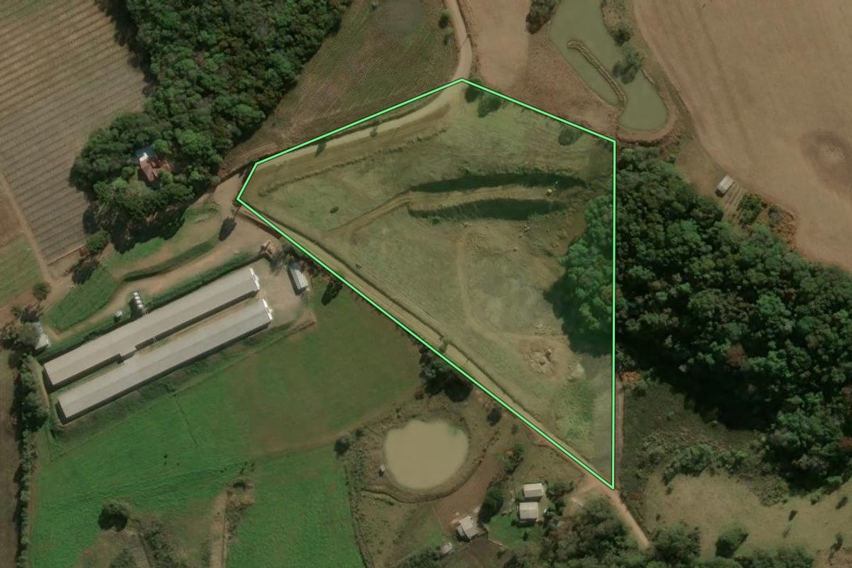 Imagem de satélite do imóvel rural em Campestre da Serra (RS), com o contorno declarado no CAR desenhado por cima.